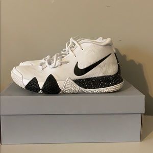 Shoe:Kyrie 4 white and black